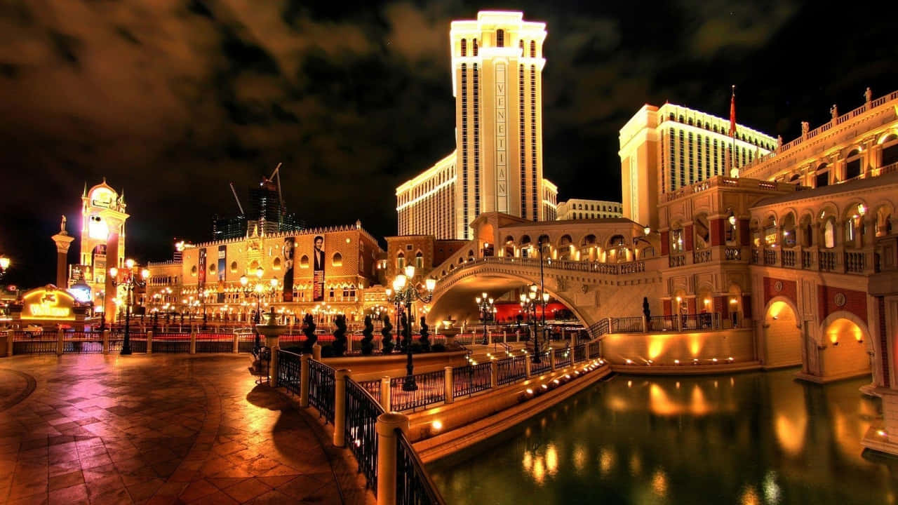 720p Las Vegas 桌布 壁紙 — 拉斯維加斯威尼斯人酒店迷人的夜景，燈光在運河和華麗橋樑上閃爍倒映。