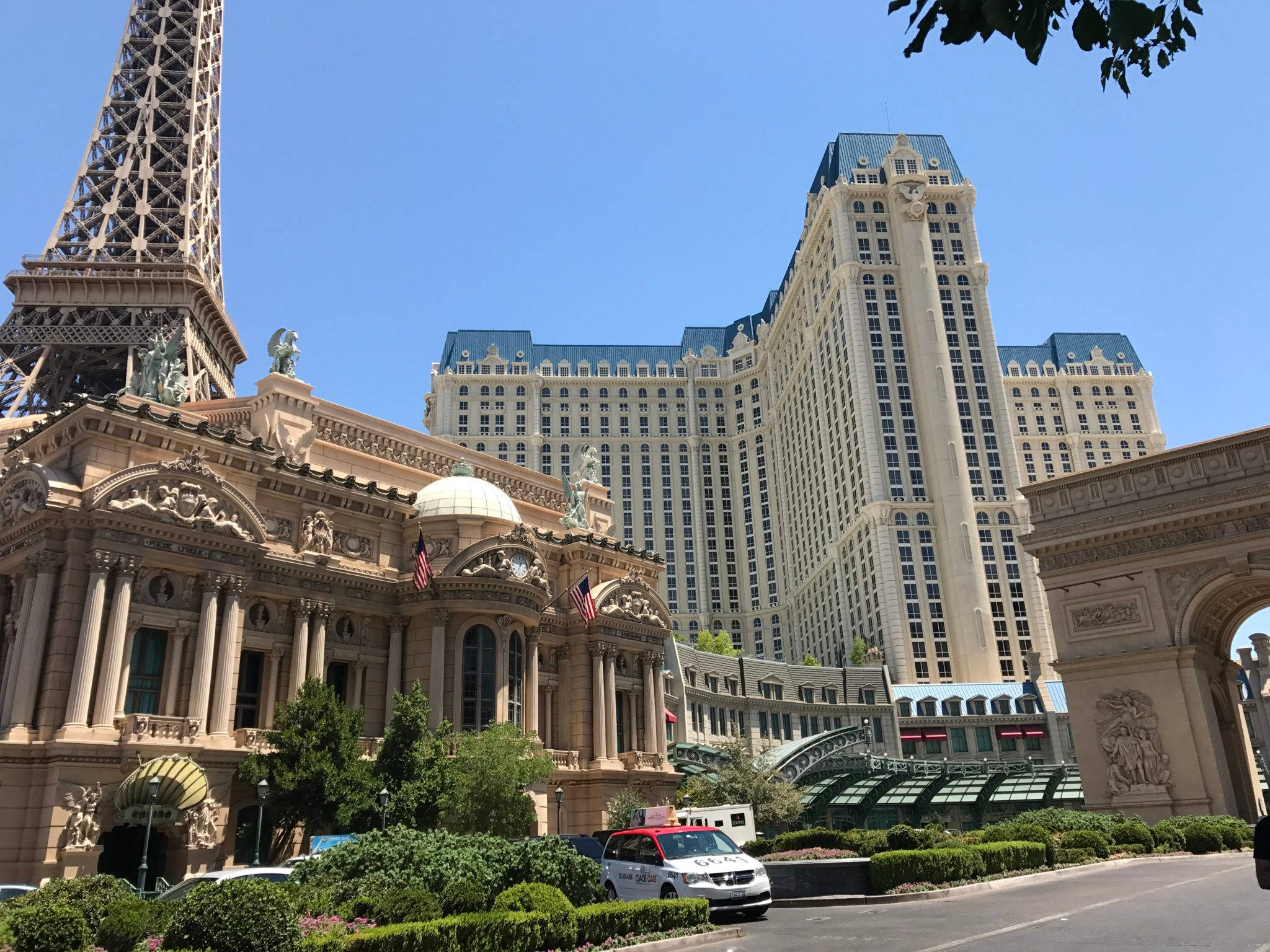 Hotel 桌布 壁紙 — 拉斯維加斯巴黎風格大酒店，設有艾菲爾鐵塔複製品和賭場，天空清澈湛藍。