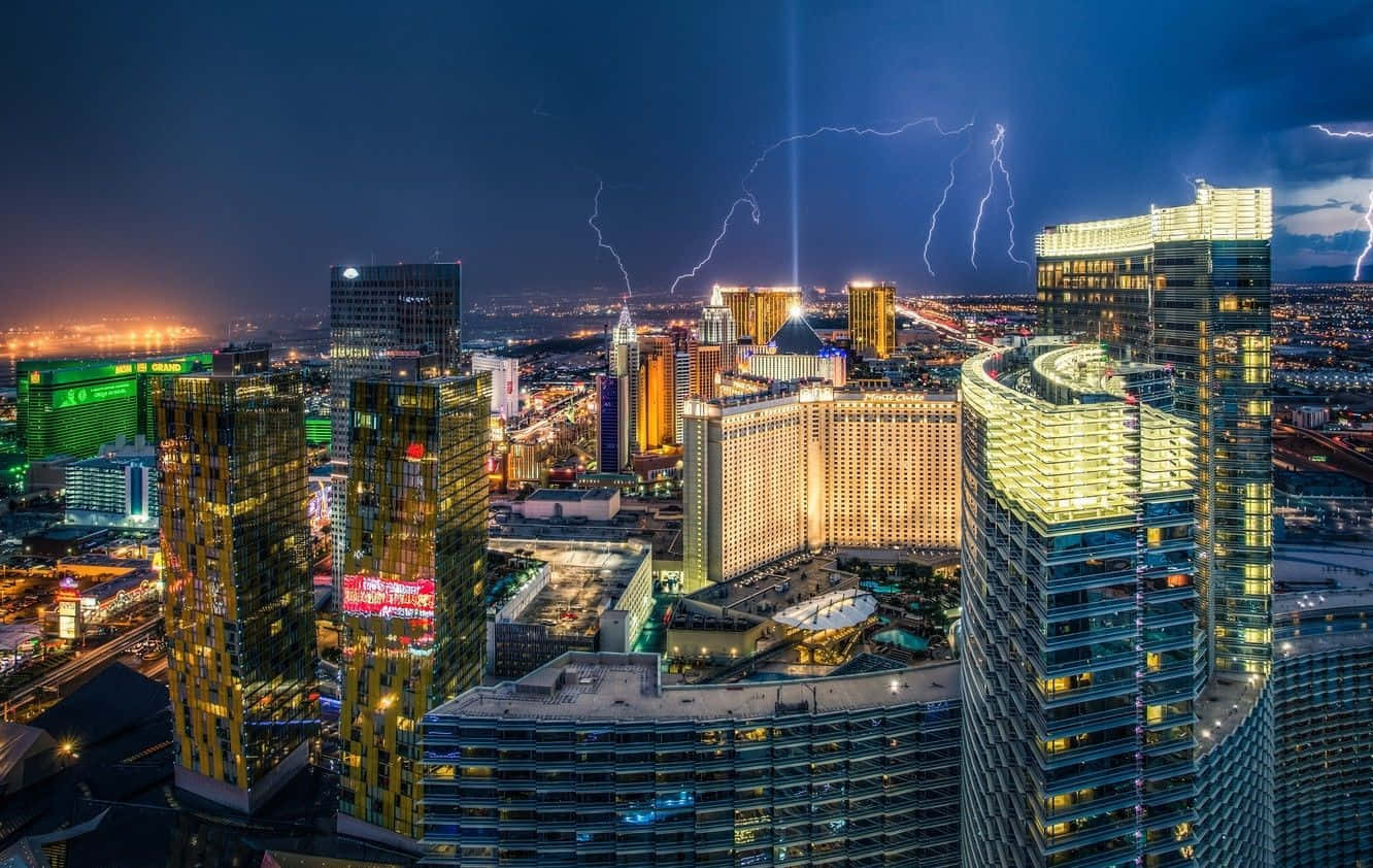 Las Vegas Skyline 桌布 壁紙 — 拉斯維加斯戲劇性的夜景，閃電劃過發光的摩天大樓和賭場上空。