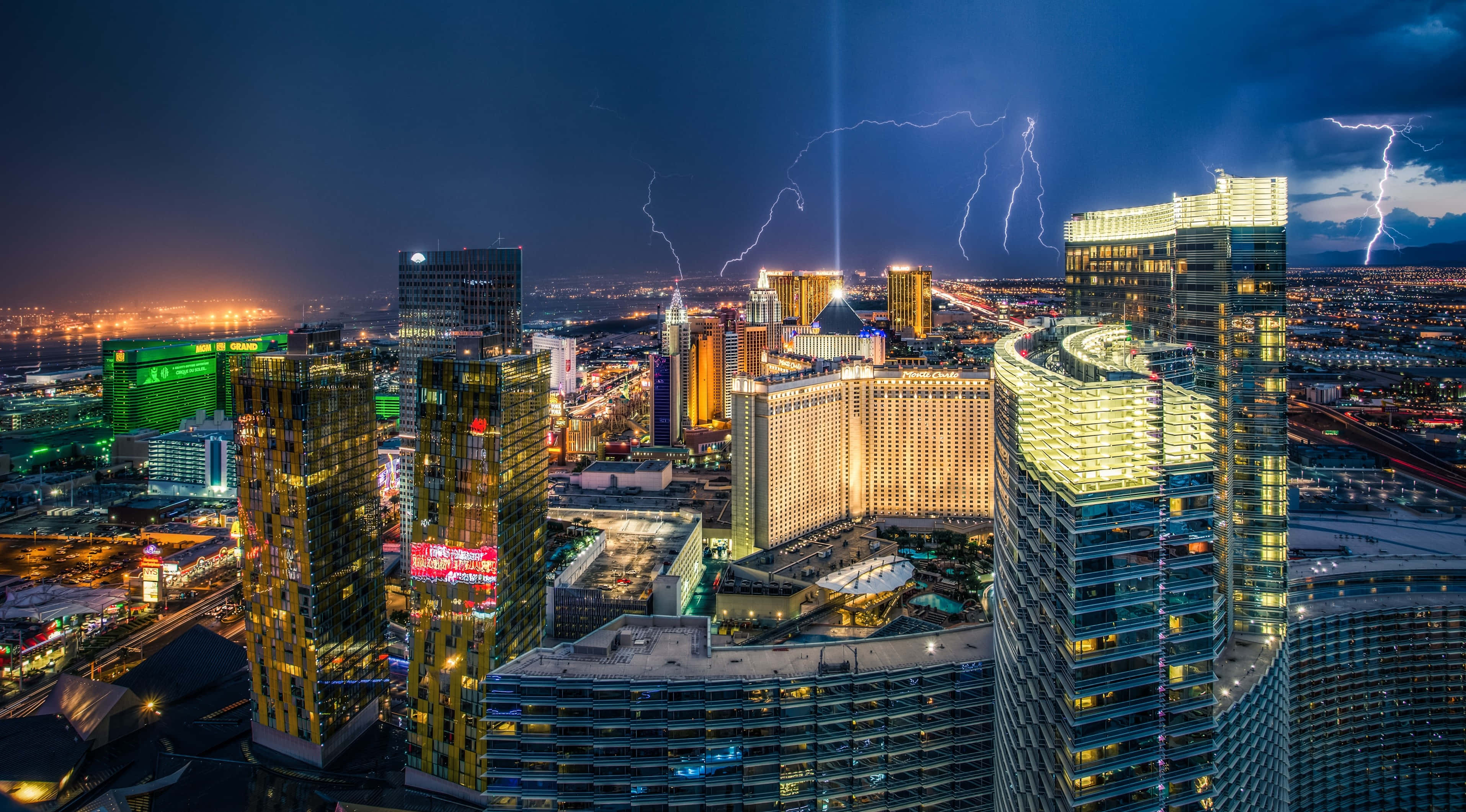 4K Las Vegas 桌布 壁紙 — 拉斯維加斯戲劇性的夜景，閃電劃過發光的摩天大樓和霓虹燈牌上空。