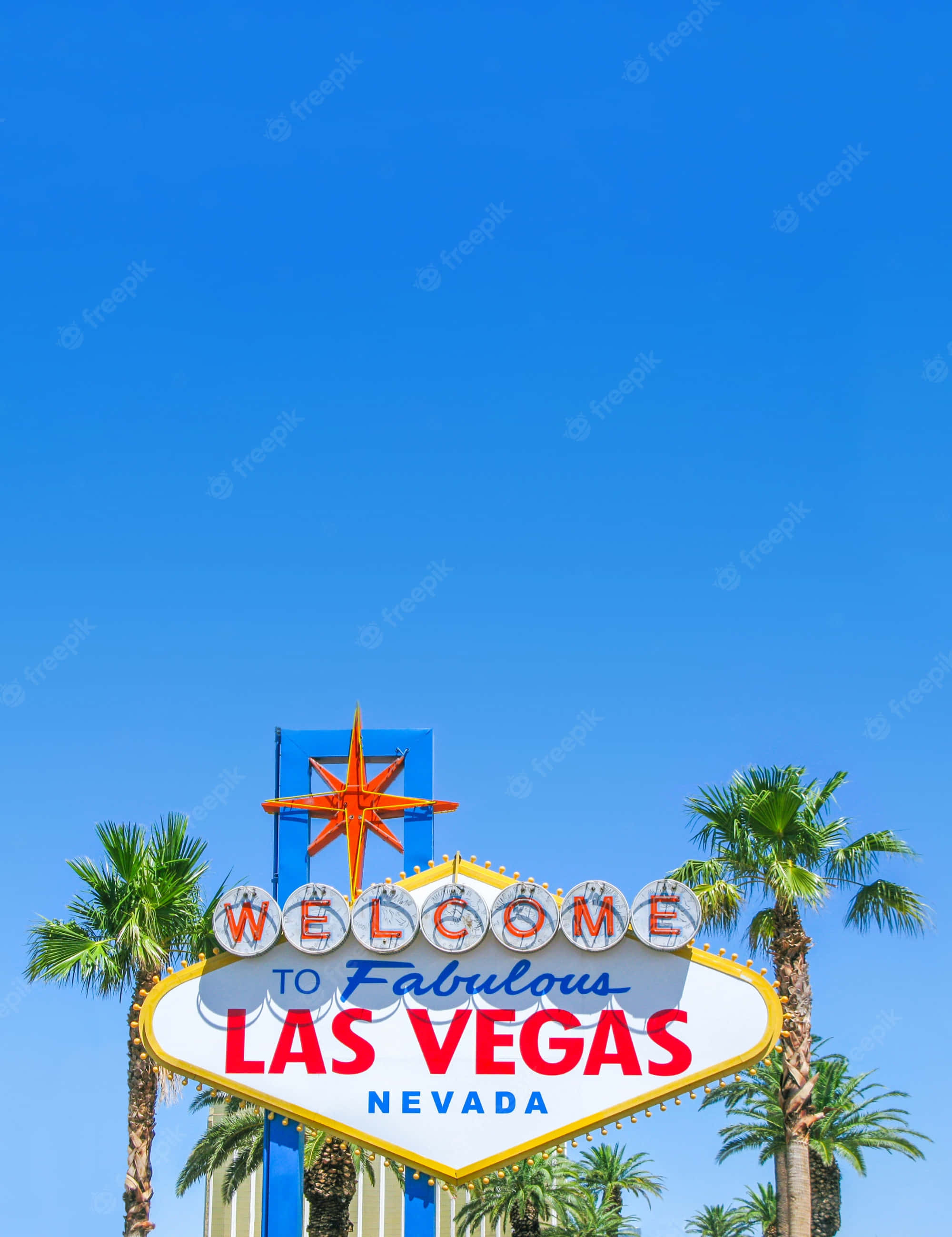 Nevada 桌布 壁紙 — 拉斯維加斯標誌性的歡迎標誌在高大的棕櫚樹襯托下，在清澈的藍天下閃耀。