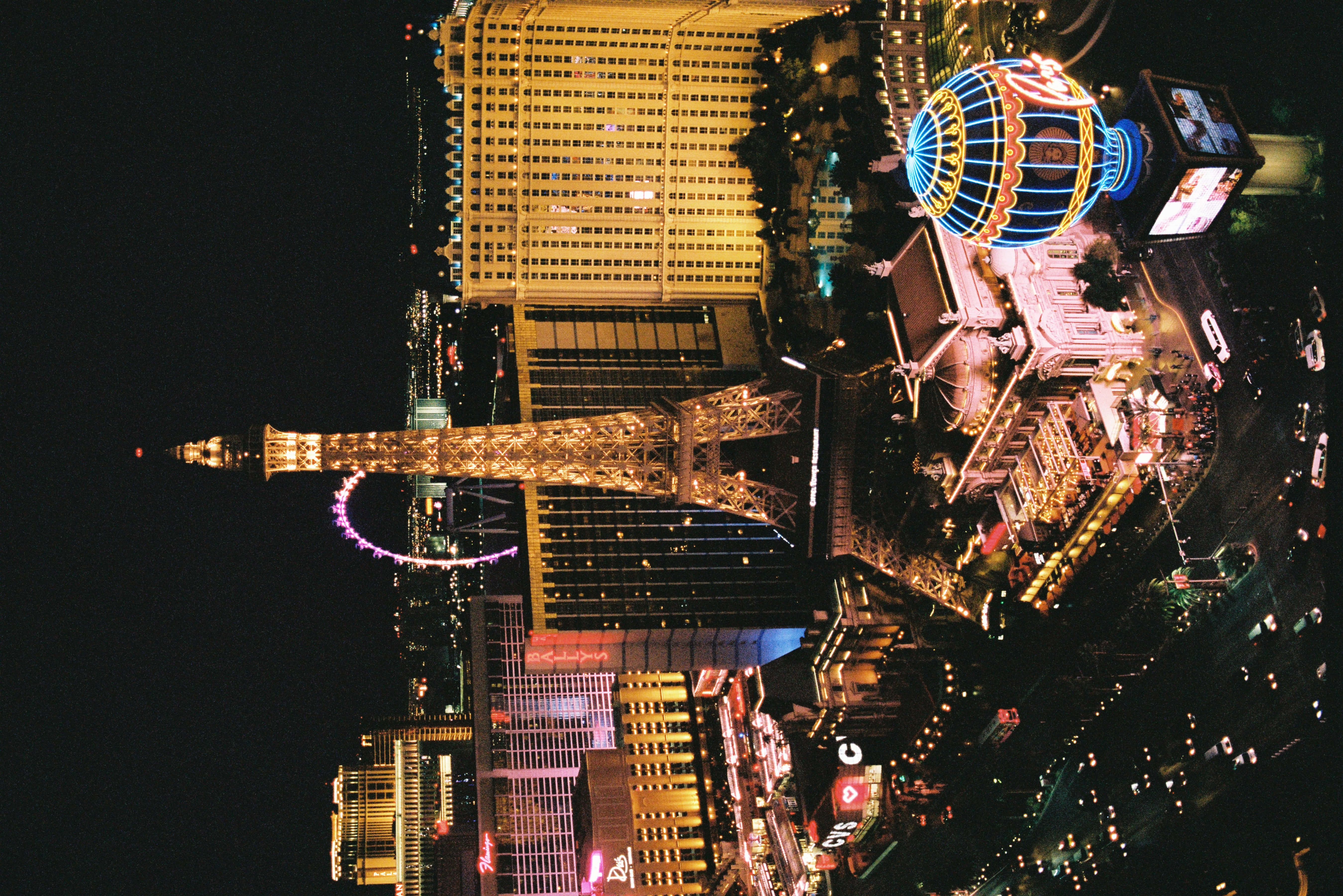 Las Vegas 桌布 壁紙 — 拉斯維加斯的夜間空中景觀，展示了燈火通明的艾菲爾鐵塔複製品和周圍的賭場酒店。