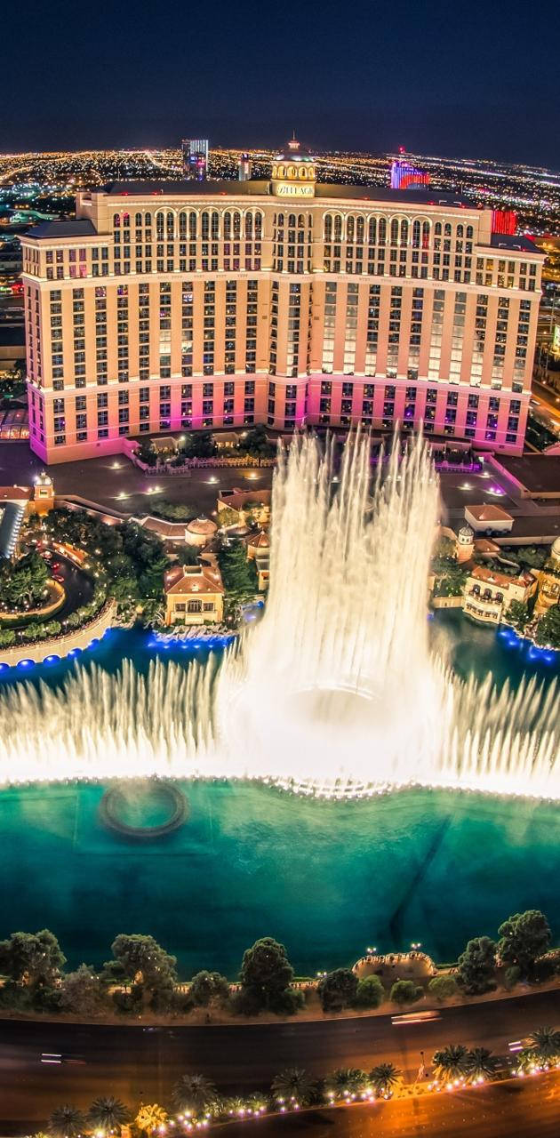 Las Vegas 桌布 壁紙 — 拉斯維加斯貝拉吉奧酒店的夜間空中景觀，其標誌性的照明噴泉將水噴向空中。