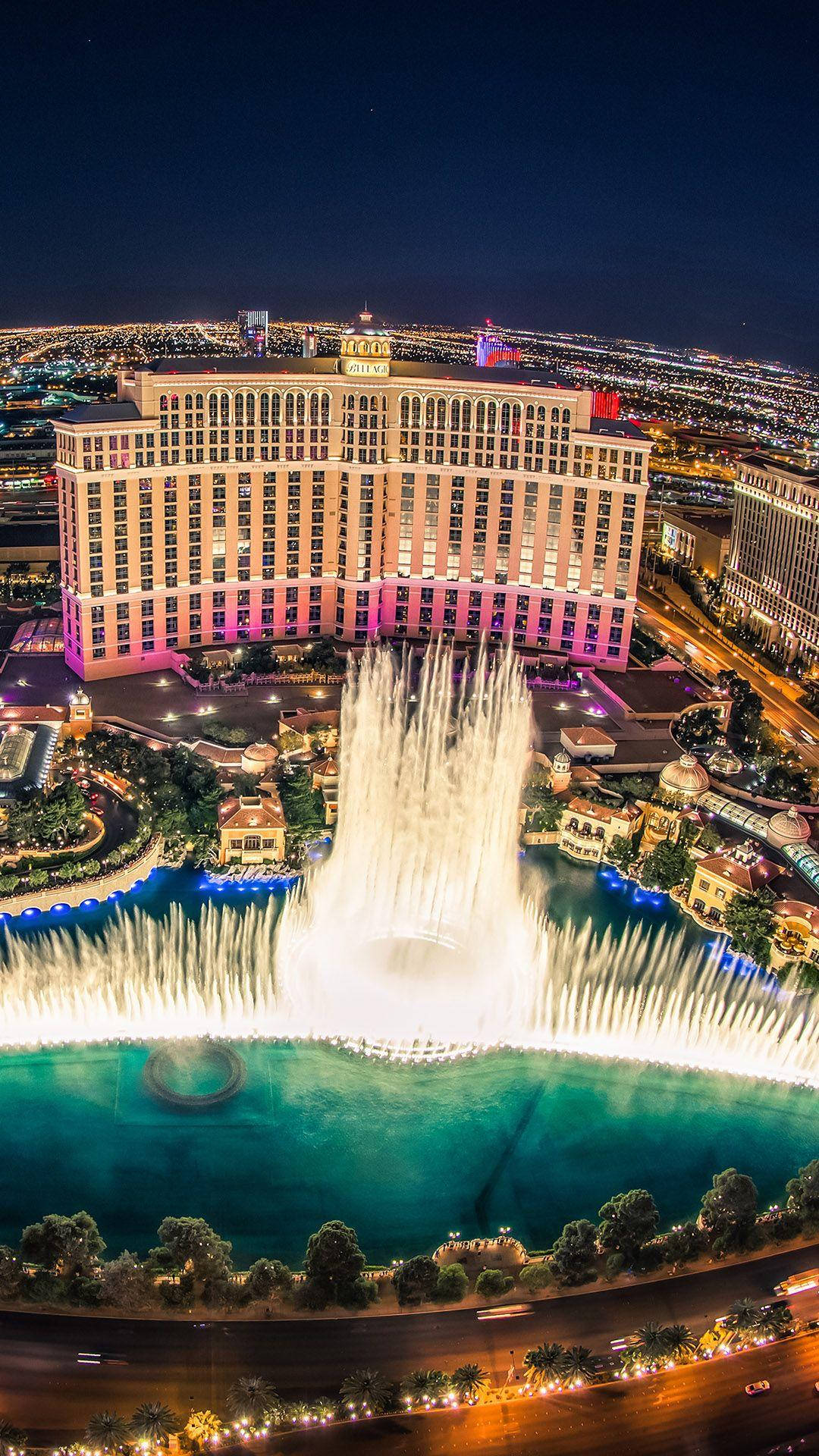 Las Vegas 桌布 壁紙 — 拉斯維加斯貝拉吉奧酒店的夜間鳥瞰圖，其標誌性的照明噴泉在黑暗的天空中噴水。