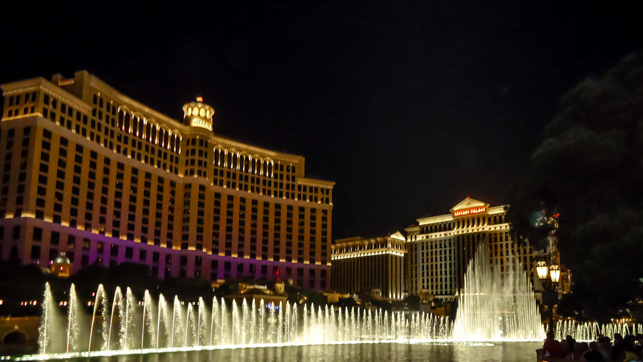 720p Las Vegas 桌布 壁紙 — 拉斯維加斯貝拉吉奧飯店的迷人夜景，其標誌性噴泉表演在黑暗的天空下閃耀。