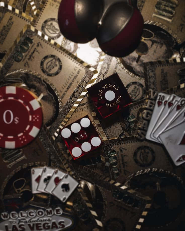 Dice 桌布 壁紙 — 拉斯維加斯賭場物品的特寫，包括骰子、撲克籌碼和撲克牌散落在金錢上，並有「Welcome to Fabulous Las Vegas」標誌。