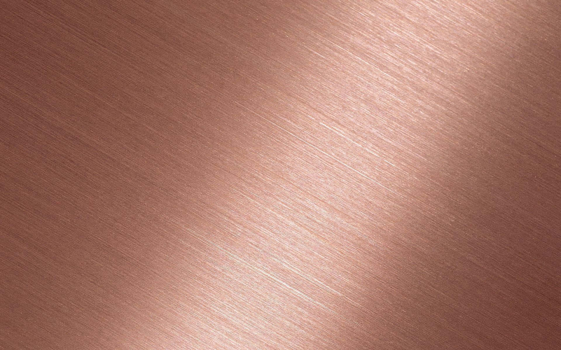 Rose Gold Color 桌布 壁紙 — 拉絲玫瑰金金屬表面的特寫，帶有對角光反射。