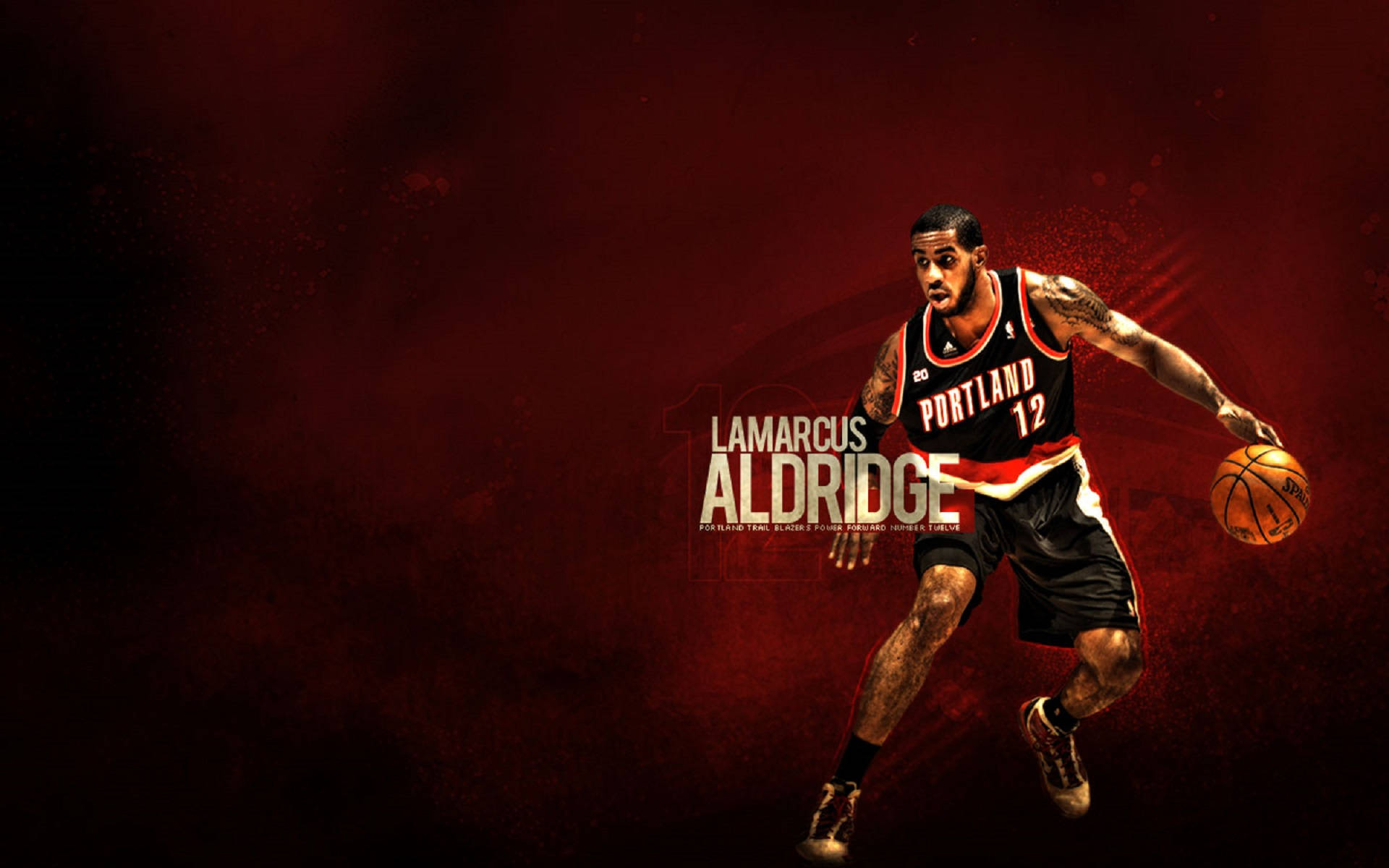 Lamarcus Aldridge 桌布 壁紙 — 拉馬庫斯·阿爾德里奇身穿波特蘭拓荒者球衣，在深紅色紋理背景下運球。