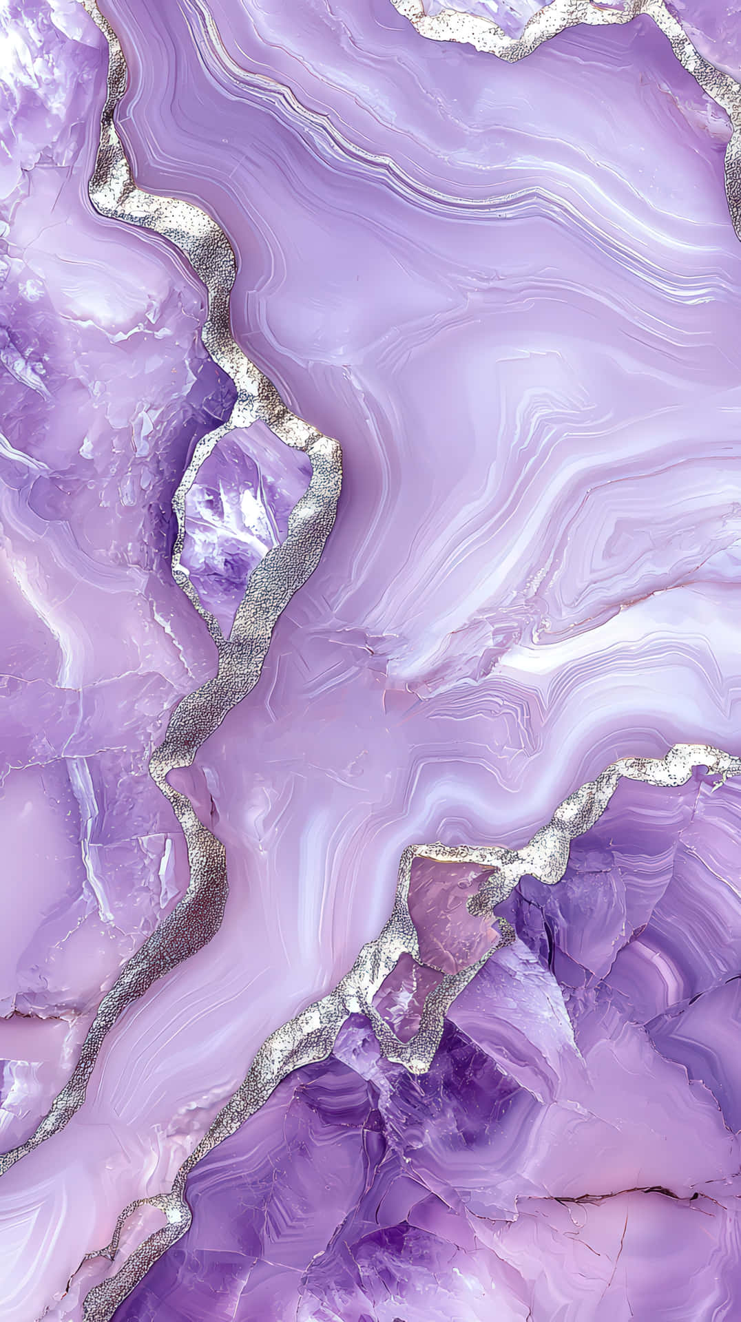 Elegant Purple Agate Stone Texture with Metallic Accents 壁紙 — 拋光紫色紫晶洞的近距離特寫，帶有銀色紋理和白色漩渦，營造出奢華的抽象圖案。