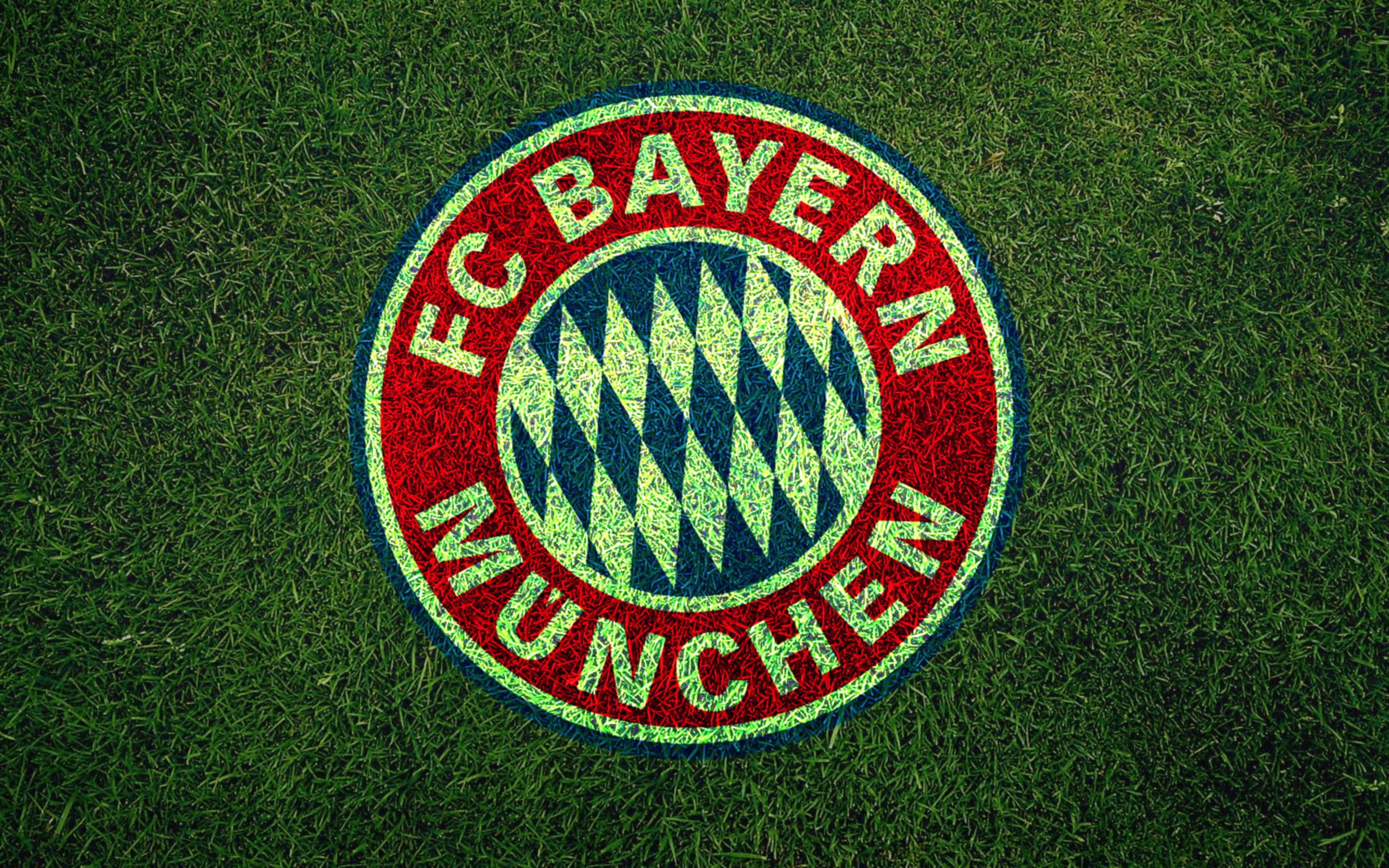 Bayern 桌布 壁紙 — 拜仁慕尼黑隊徽刻在充滿活力的綠色草地上，鋒利的草葉圍繞著隊徽。