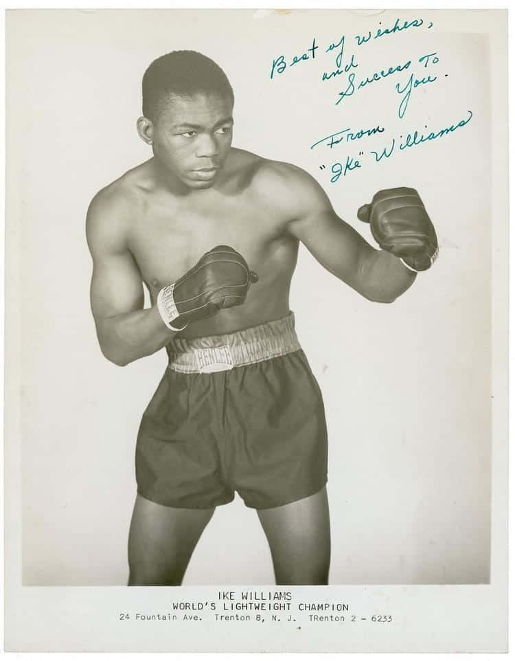 Boxing 桌布 壁紙 — 拳擊手 Ike Williams 的復古黑白肖像，擺出戰鬥姿勢，上方有簽名訊息。