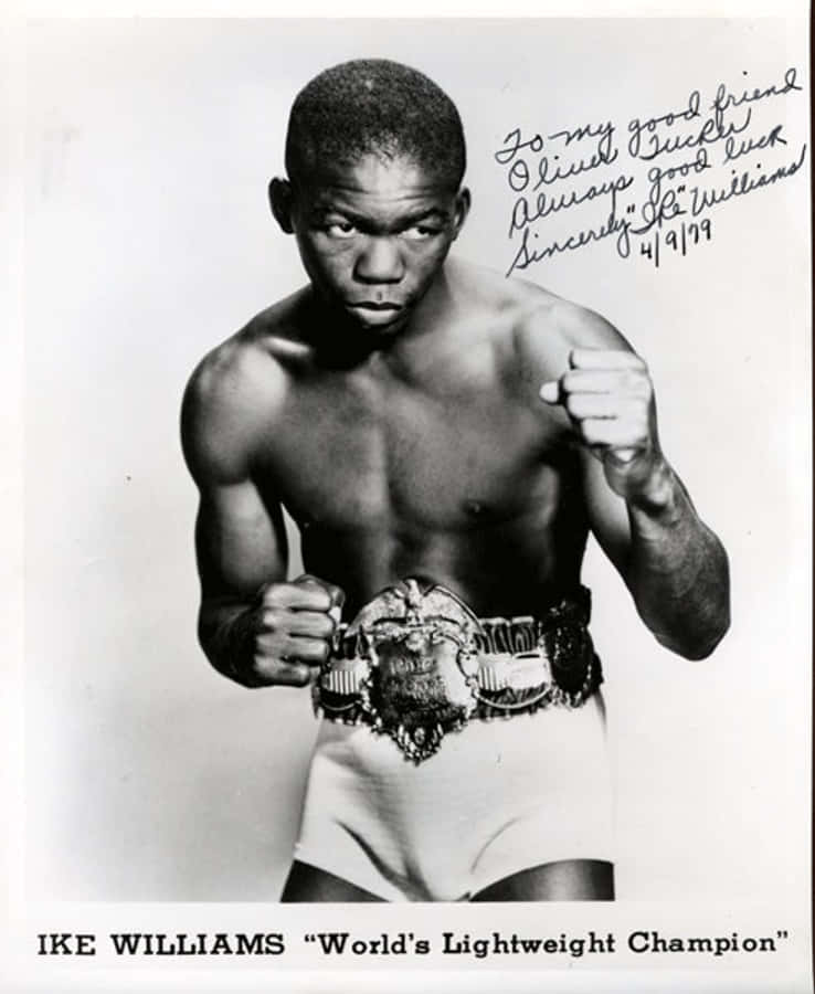 Boxing 桌布 壁紙 — 拳擊手 Ike Williams 身穿冠軍腰帶、擺出戰鬥姿勢的黑白肖像，附有手寫題字。