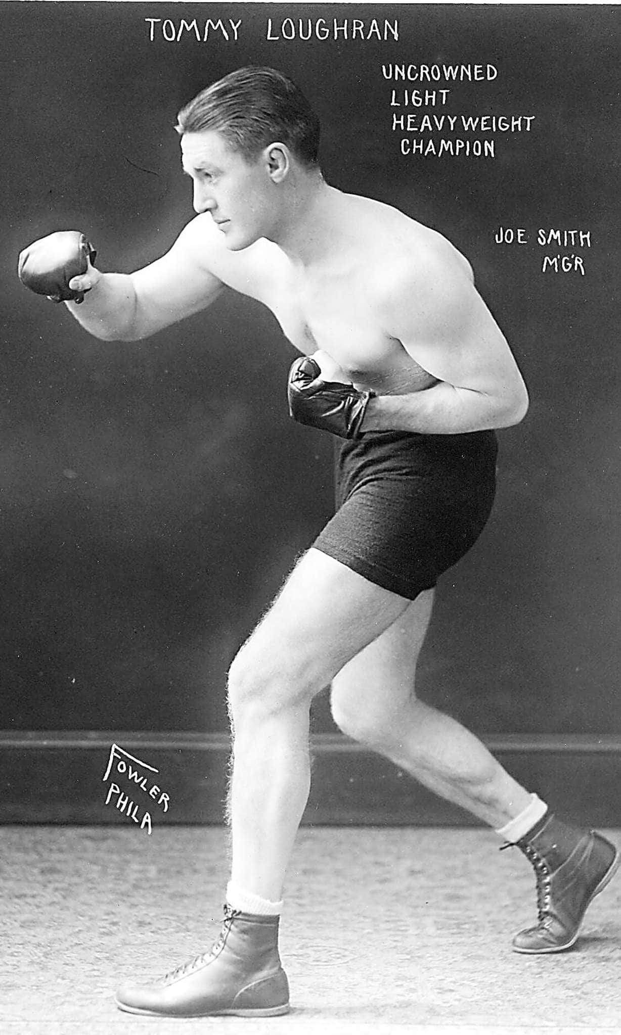 Boxing 桌布 壁紙 — 拳擊手 Tommy Loughran 戴上手套和短褲、擺出戰鬥姿勢的復古黑白肖像。