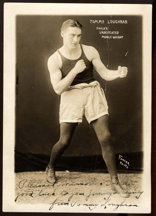 Athletic 桌布 壁紙 — 拳擊手 Tommy Loughran 穿著短褲和背心擺出戰鬥姿勢的復古棕褐色調肖像。