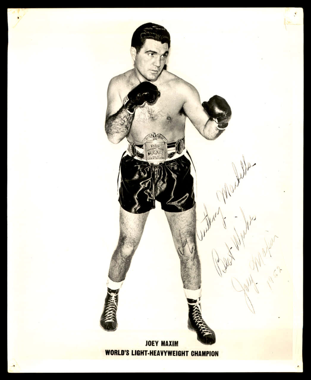 Boxing 桌布 壁紙 — 拳擊手Joey Maxim身穿冠軍裝備、自信地舉起手套的黑白肖像。