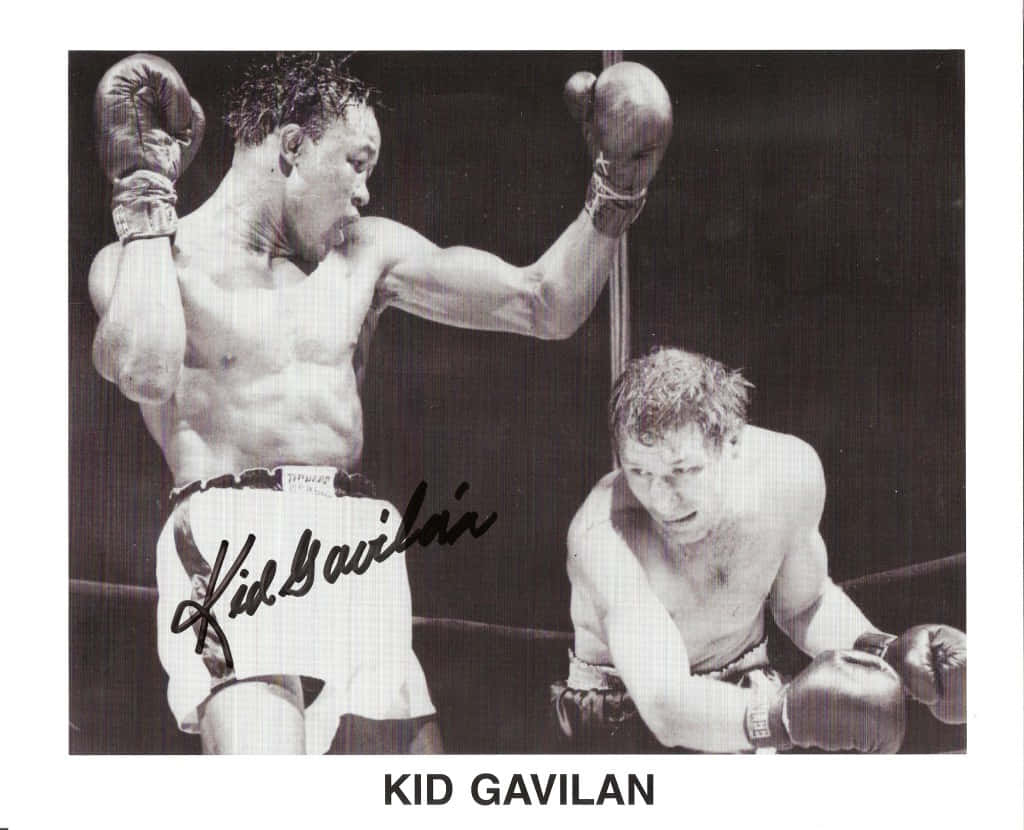 Boxing 桌布 壁紙 — 拳擊手Kid Gavilan在擂台上向對手施以強力一拳的復古黑白照片。