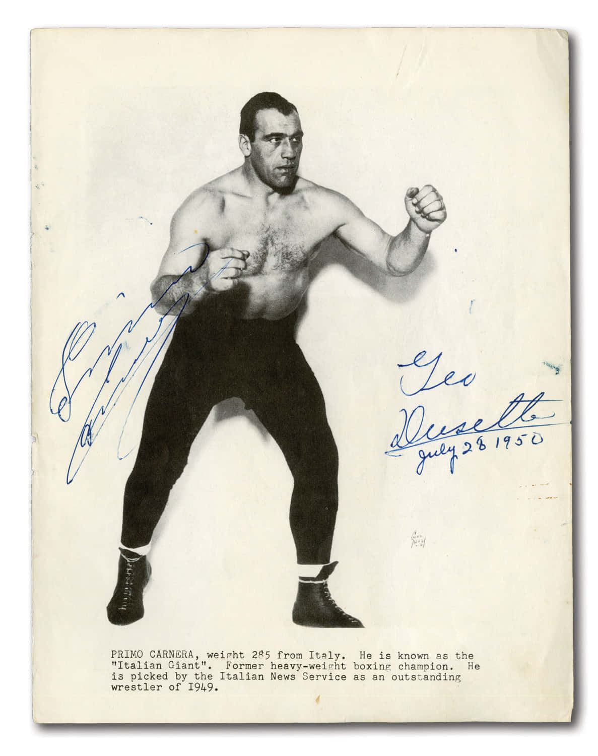 sign 桌布 壁紙 — 拳擊手Primo Carnera的復古黑白照片，戰鬥姿勢，舊紙上手寫簽名。