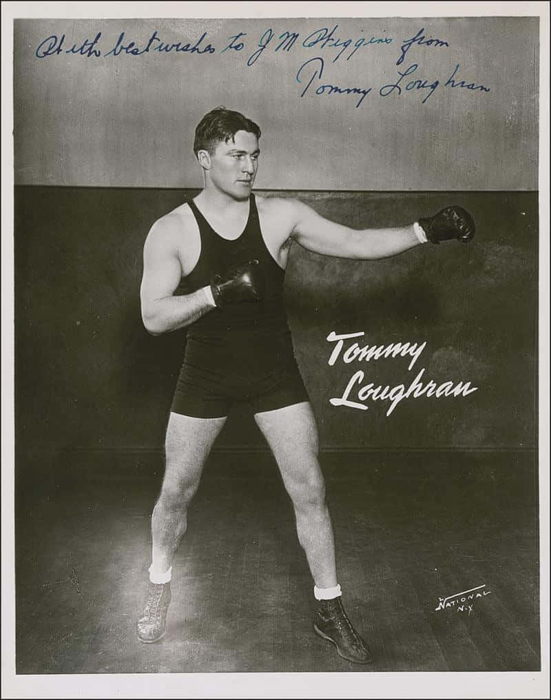 黑白 桌布 壁紙 — 拳擊手Tommy Loughran的復古黑白肖像，以戰鬥姿勢戴著手套和背心。