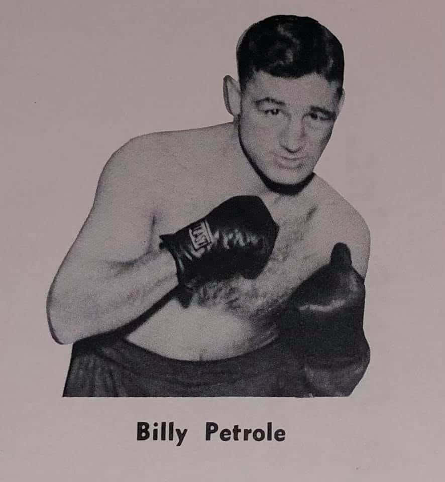 Boxing 桌布 壁紙 — 拳擊手比利·彼得羅爾（Billy Petrole）戴上手套擺出戰鬥姿勢的復古黑白肖像。