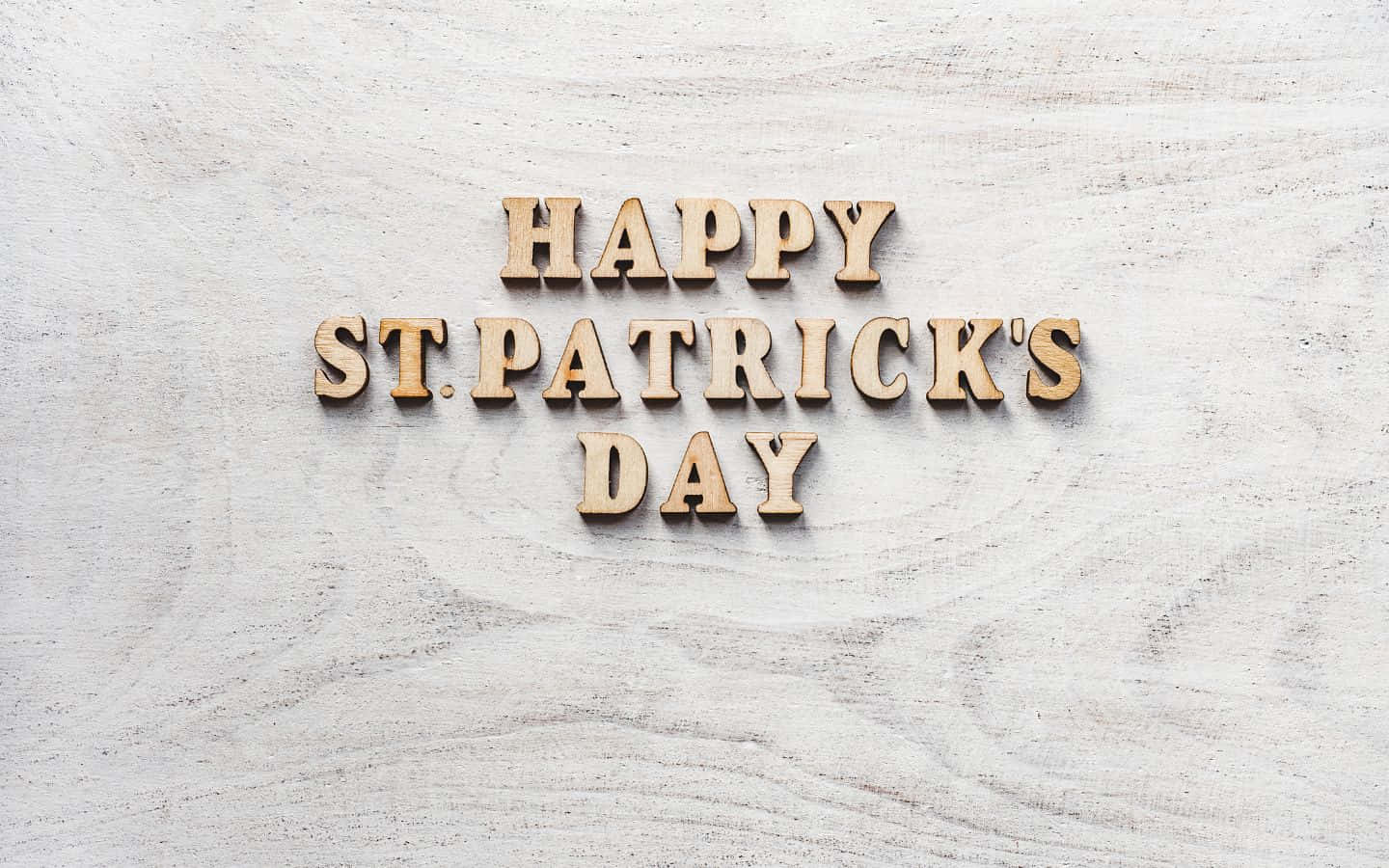 1440x900 桌布 壁紙 — 拼出 happy st patrick's day 的木製字母放置在經風化的白色木質表面上。