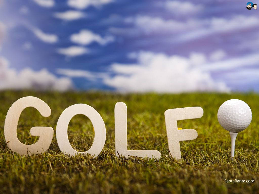 高爾夫 桌布 壁紙 — 拼寫GOLF的木製字母放在鮮綠色草地上，旁邊是發球檯上的高爾夫球，背景是藍天白雲。