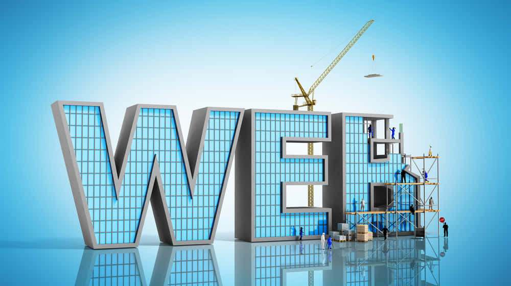Website 桌布 壁紙 — 拼寫WEB的巨大3D字母正在施工中，工人和起重機在清澈的藍天下工作。