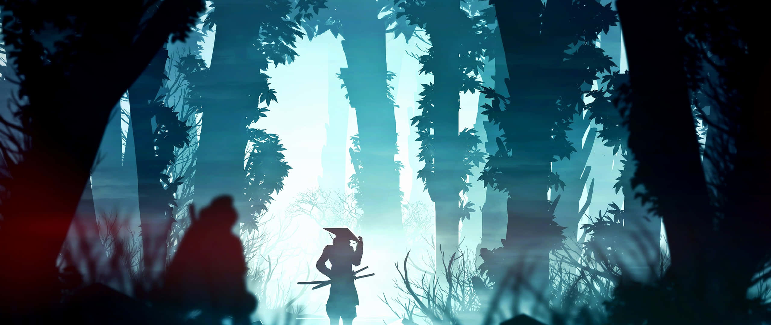 Silhouette 桌布 壁紙 — 持劍的剪影戰士站在迷霧森林中，沐浴在空靈的藍光中，邊緣帶有紅色光芒。