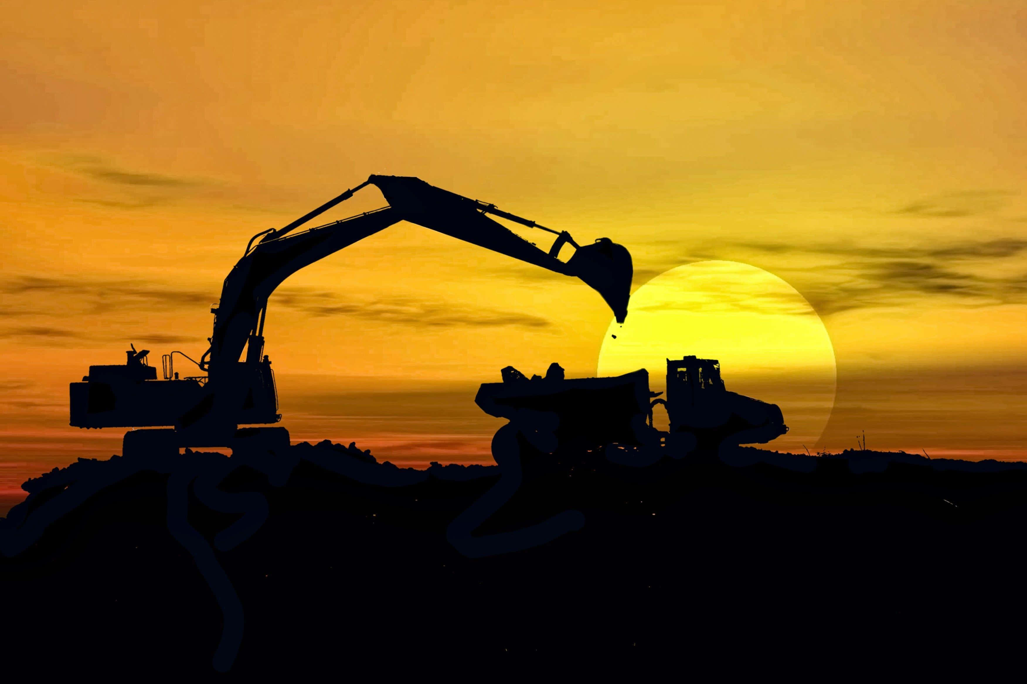 Mining 桌布 壁紙 — 挖土機和傾卸車的剪影，映襯著火紅的夕陽天空和一個巨大的發光太陽。