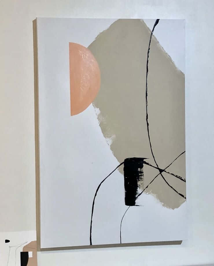 Minimalist Painting 桌布 壁紙 — 掛在牆上的白色畫布上帶有蜜桃米色和黑色筆觸的抽象現代畫作。