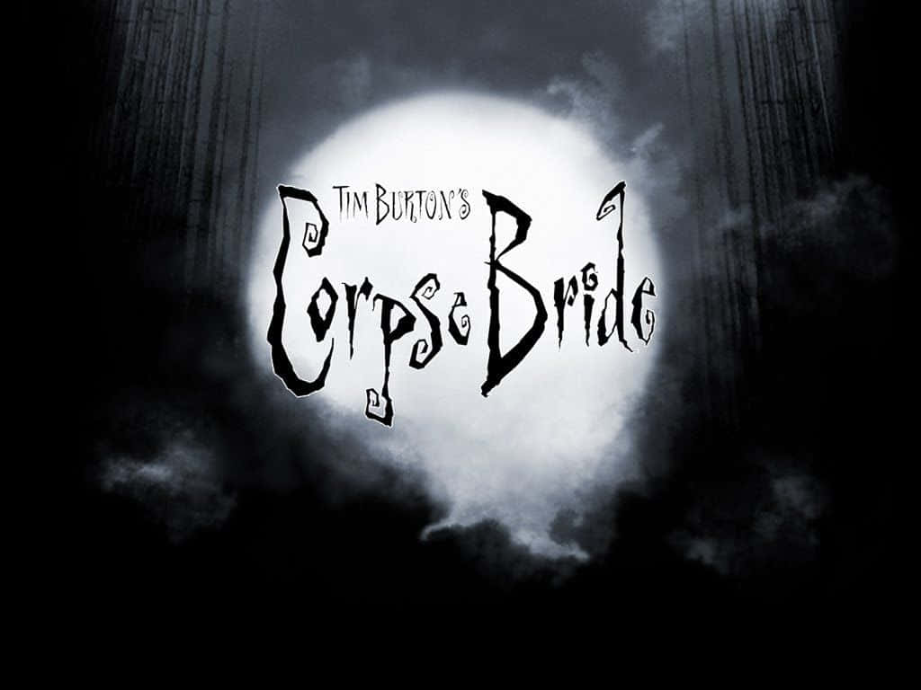corpse bride 桌布 壁紙 — 提姆·波頓的哥德式標題文字「地獄新娘」在滿月、烏雲和高樹的環繞下發光。