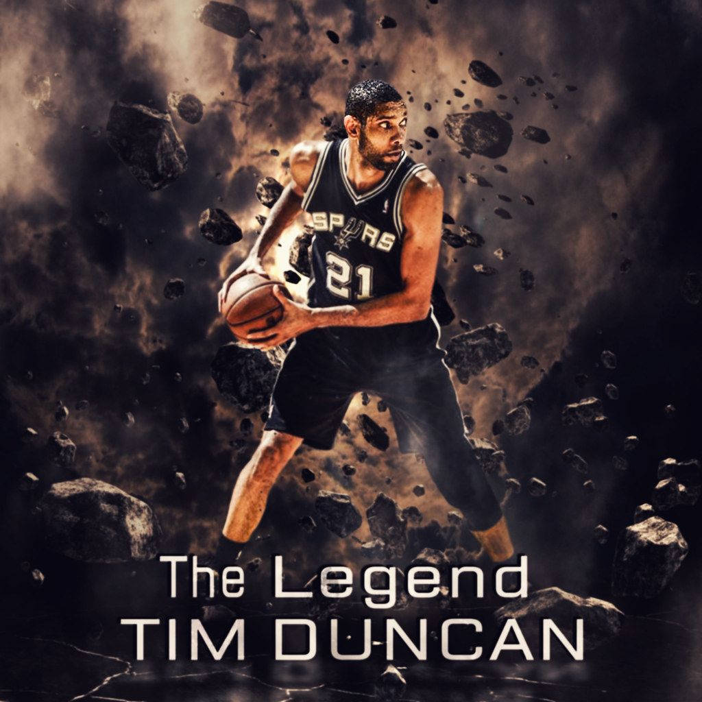 Tim Duncan 桌布 壁紙 — 提姆·鄧肯身穿馬刺球衣，從爆炸的岩石中出現，手持籃球，燈光效果戲劇化。