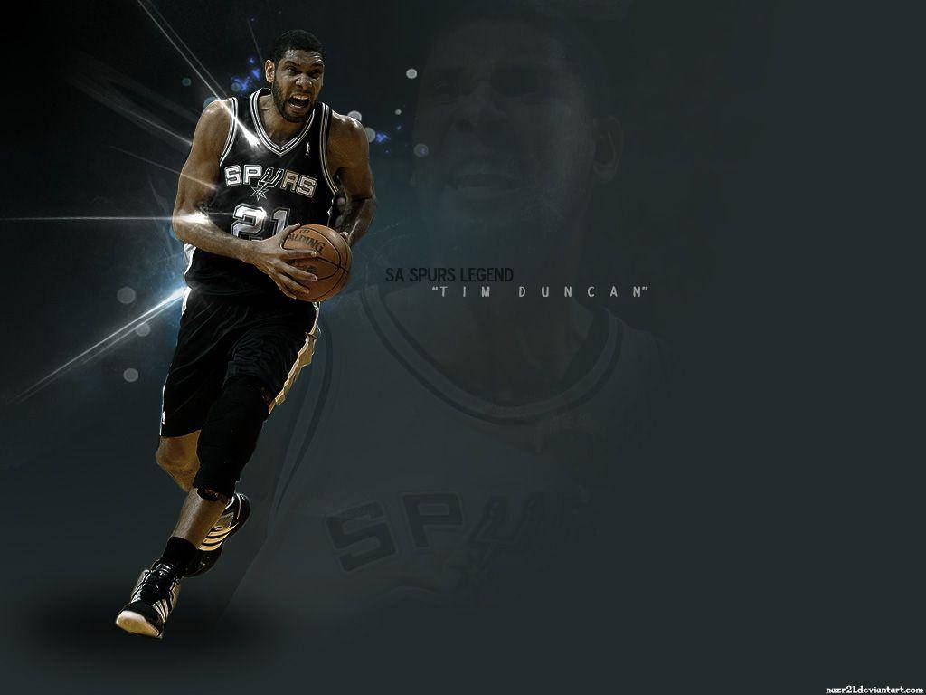 Tim Duncan 桌布 壁紙 — 提姆·鄧肯身穿黑色馬刺球衣，在黑暗背景中帶著強烈專注力運球，並有發光效果。