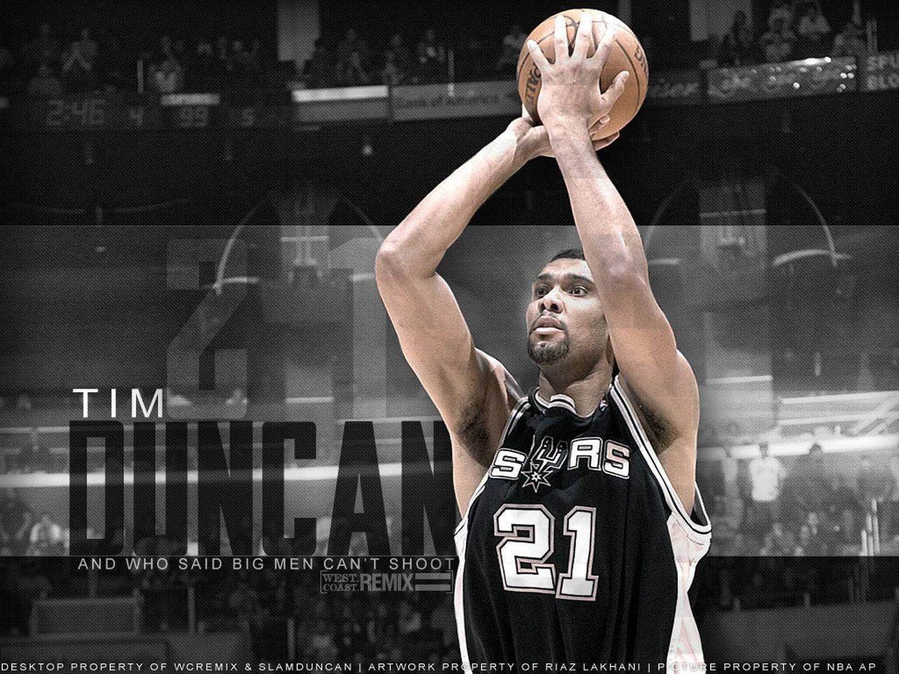 Tim Duncan 桌布 壁紙 — 提姆·鄧肯黑白照，中景持籃球，專注眼神，背後模糊的場館人群。
