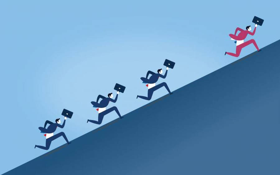 Motivation 桌布 壁紙 — 插圖中的西裝商務人士提著公事包攀爬陡峭的藍色山坡，一名穿紅色衣服的跑者領先。