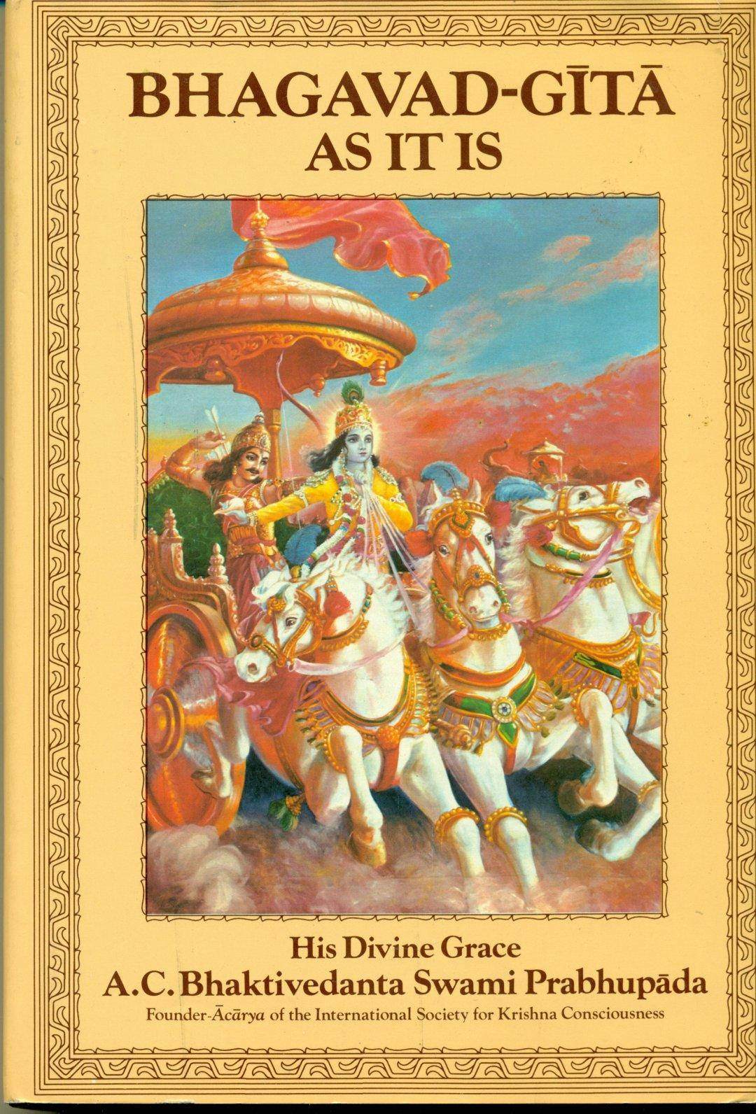 Indian 桌布 壁紙 — 插圖書封面，描繪克里希納在由白馬拉動的戰車上，阿周那在他旁邊，背景是充滿活力的日落天空。