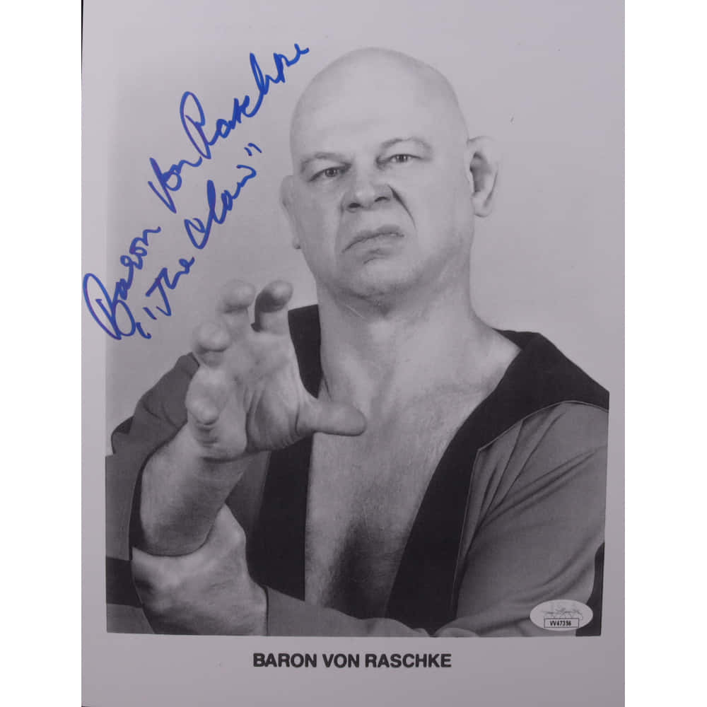 簽名的摔角手 Baron von Raschke 黑白照片，他指向前方。 — King Von 壁紙