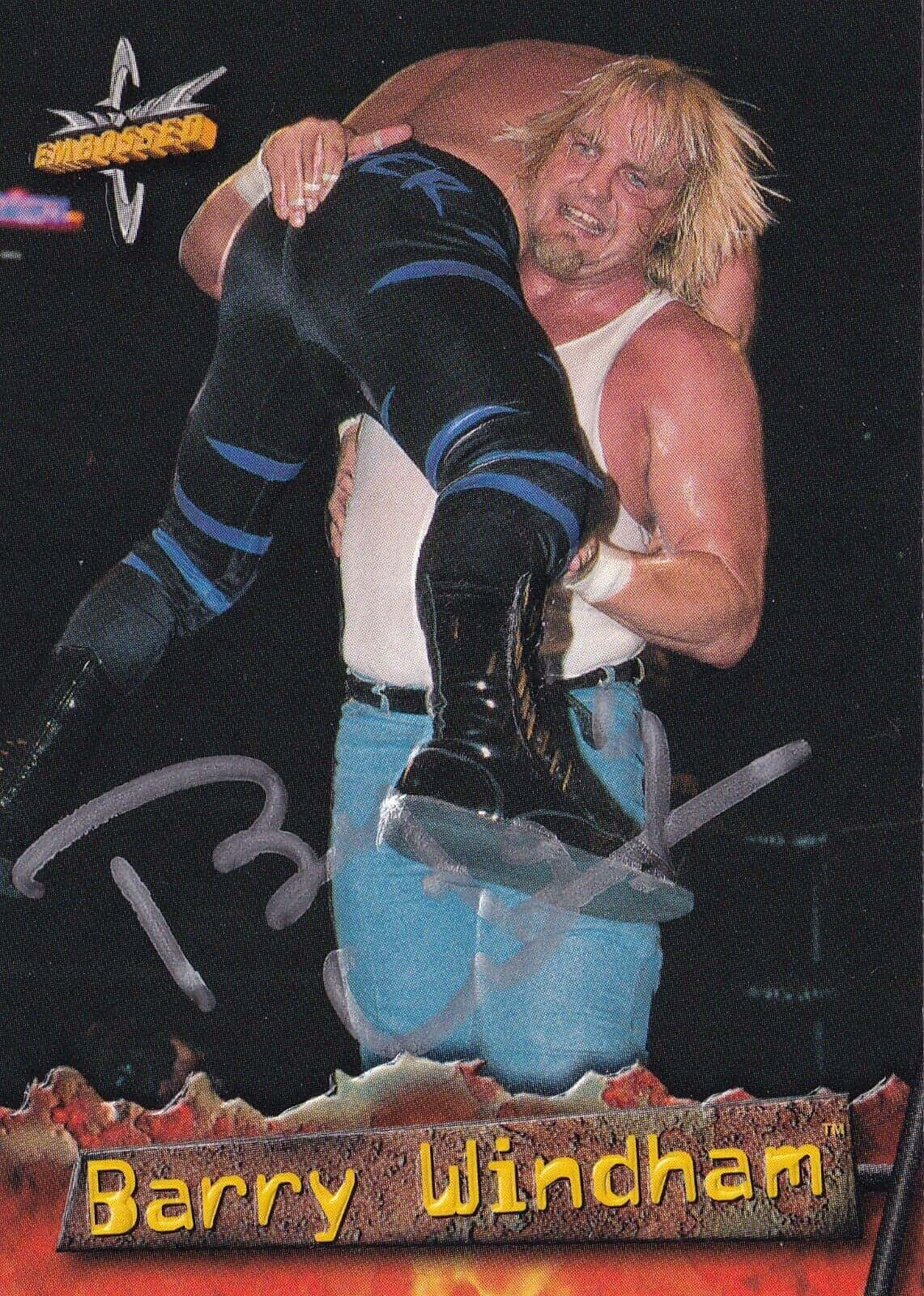 摔角 桌布 壁紙 — 摔角手 Barry Windham 在黑暗的競技場背景下以動態摔角姿勢舉起對手，底部邊框帶有火焰效果。