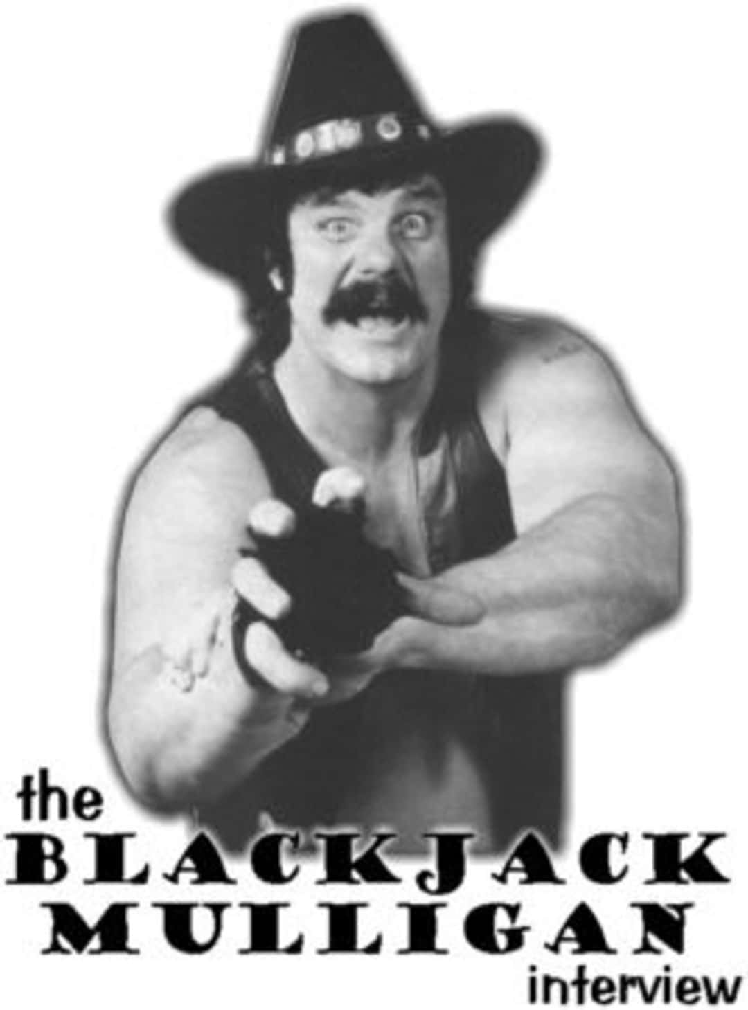 WWE 桌布 壁紙 — 摔角手 Blackjack Mulligan 戴著牛仔帽，表情強烈地指向前方的黑白肖像。