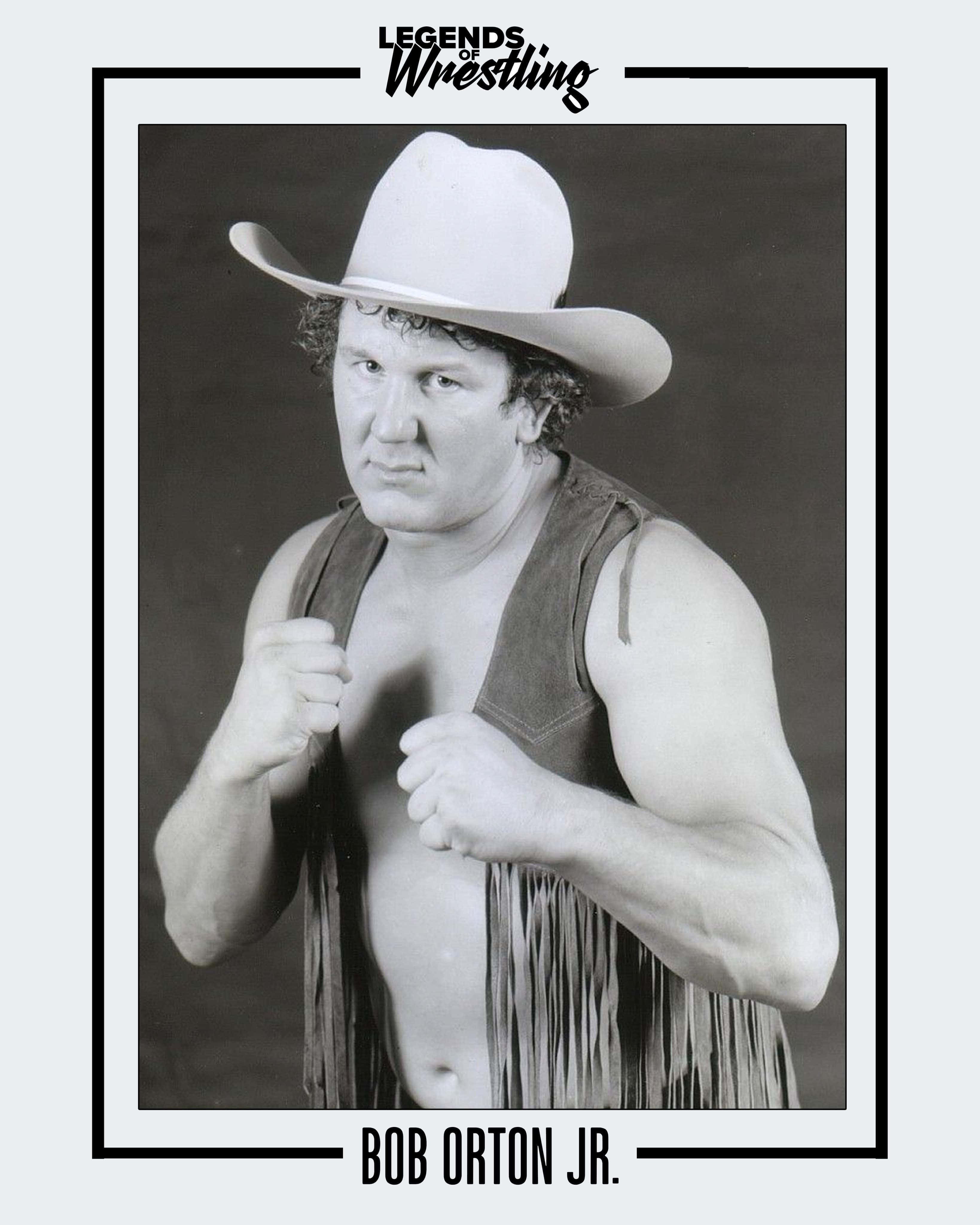 摔角 桌布 壁紙 — 摔角手 Bob Orton Jr. 的黑白肖像，戴著牛仔帽和流蘇背心，握緊拳頭擺姿勢。