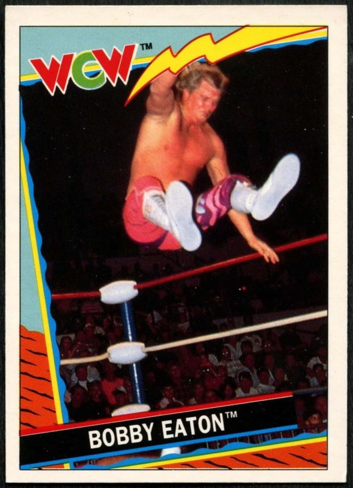 摔角 桌布 壁紙 — 摔角手 Bobby Eaton 在半空中，於色彩鮮豔的復古摔角卡上方的繩索上執行高飛動作。