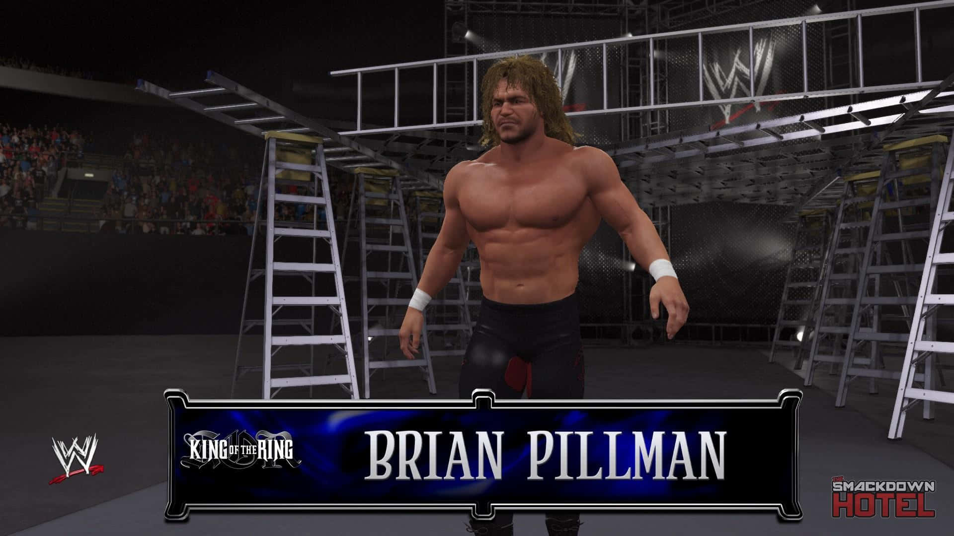 電玩遊戲 桌布 壁紙 — 摔角手 Brian Pillman 站在黑暗的競技場中，周圍是梯子，在明亮的聚光燈下，背景有群眾。