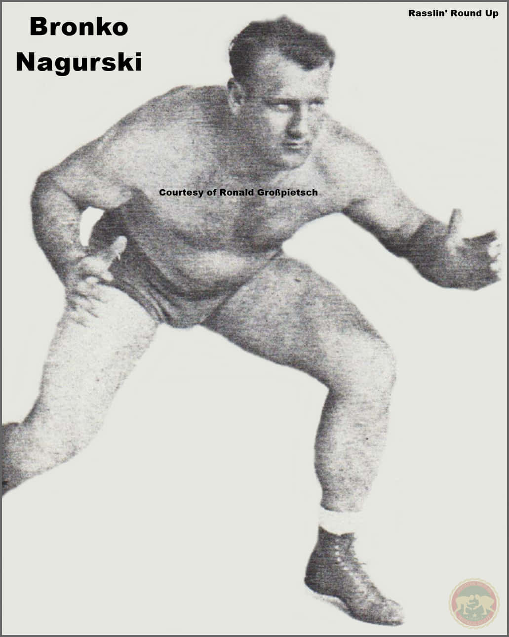 professional 桌布 壁紙 — 摔角手 Bronko Nagurski 以強力蹲伏姿勢的黑白復古照片。