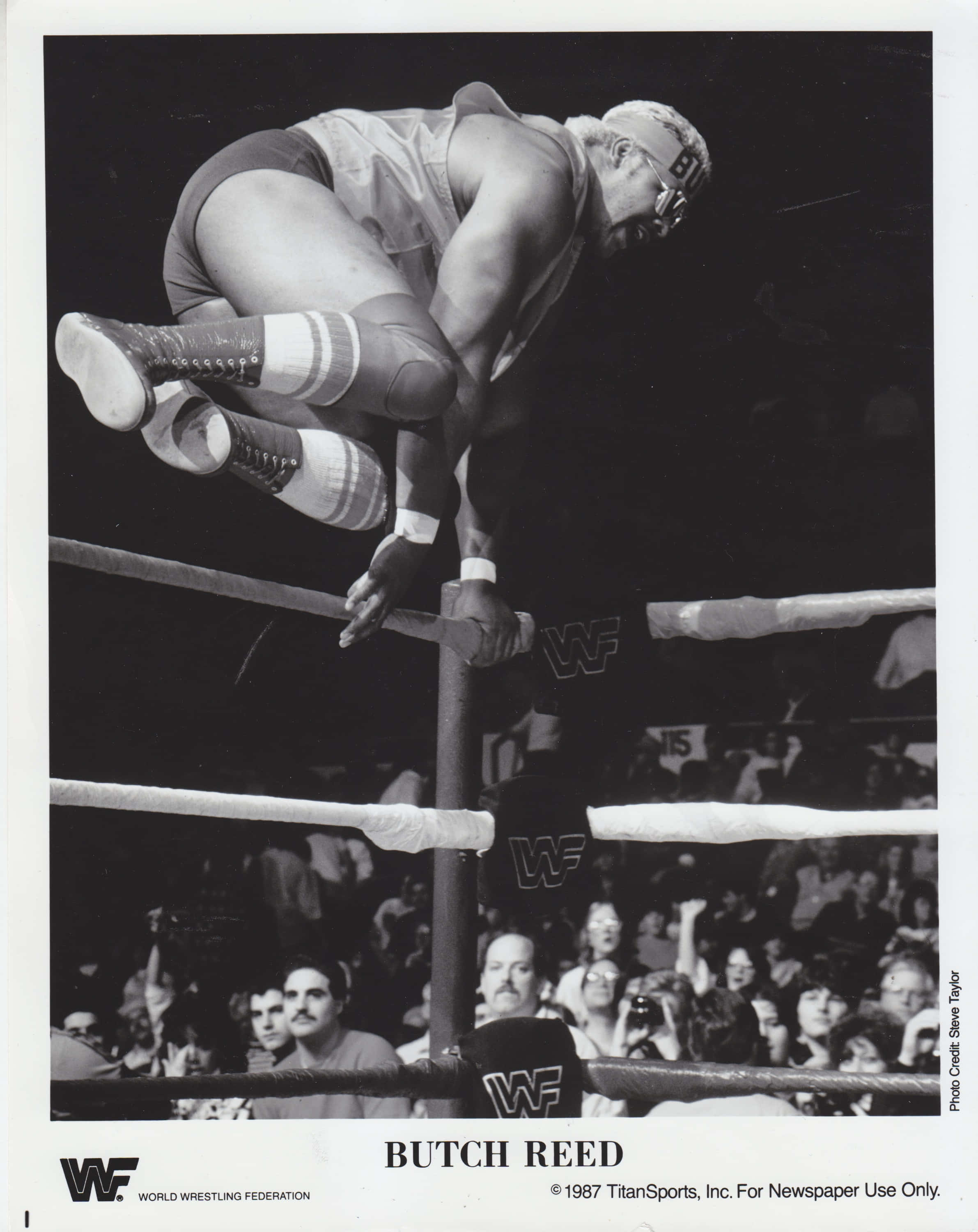 摔角 桌布 壁紙 — 摔角手 Butch Reed 在 WWF 比賽中從頂繩躍下的戲劇性黑白照片。