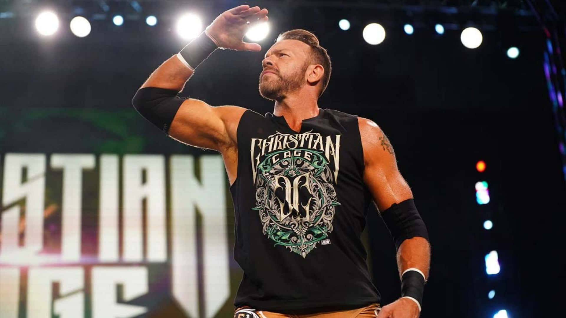 高清 桌布 壁紙 — 摔角手 Christian Cage 在明亮的場館燈光下於現場活動中向粉絲揮手。