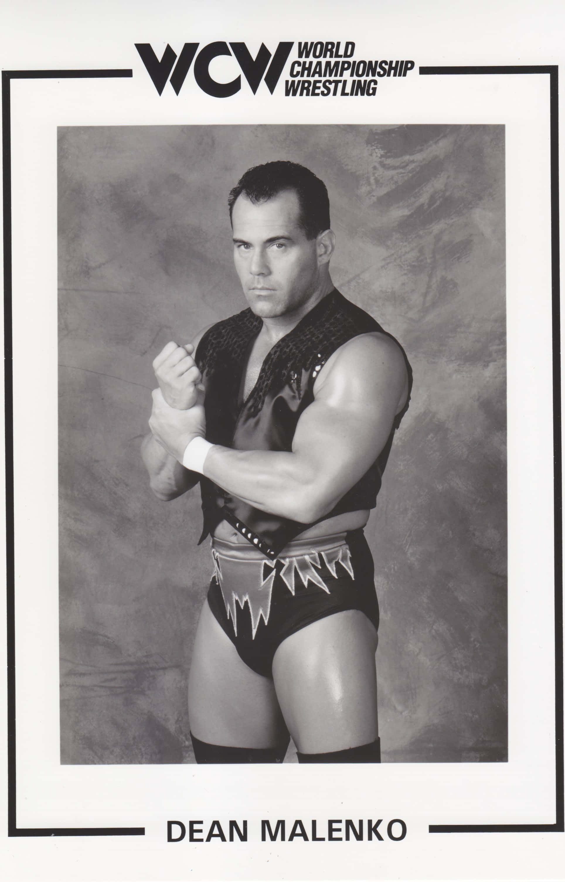 Black And White Portrait 桌布 壁紙 — 摔角手 Dean Malenko 在紋理背景前擺出戰鬥姿勢的黑白工作室肖像。