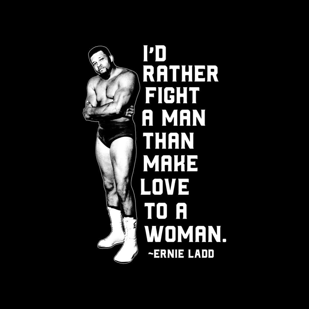 摔角 桌布 壁紙 — 摔角手 Ernie Ladd 交叉雙臂，旁邊是他的名言，以黑白圖形呈現於純黑背景上。