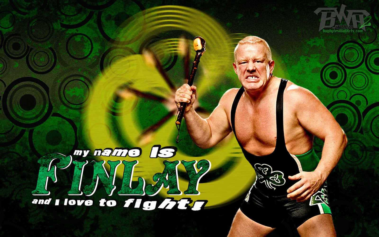 WWE 桌布 壁紙 — 摔角手 Finlay 穿著帶有三葉草標誌的黑色短褲，在旋轉的綠色圓形背景中握著一根棍棒。