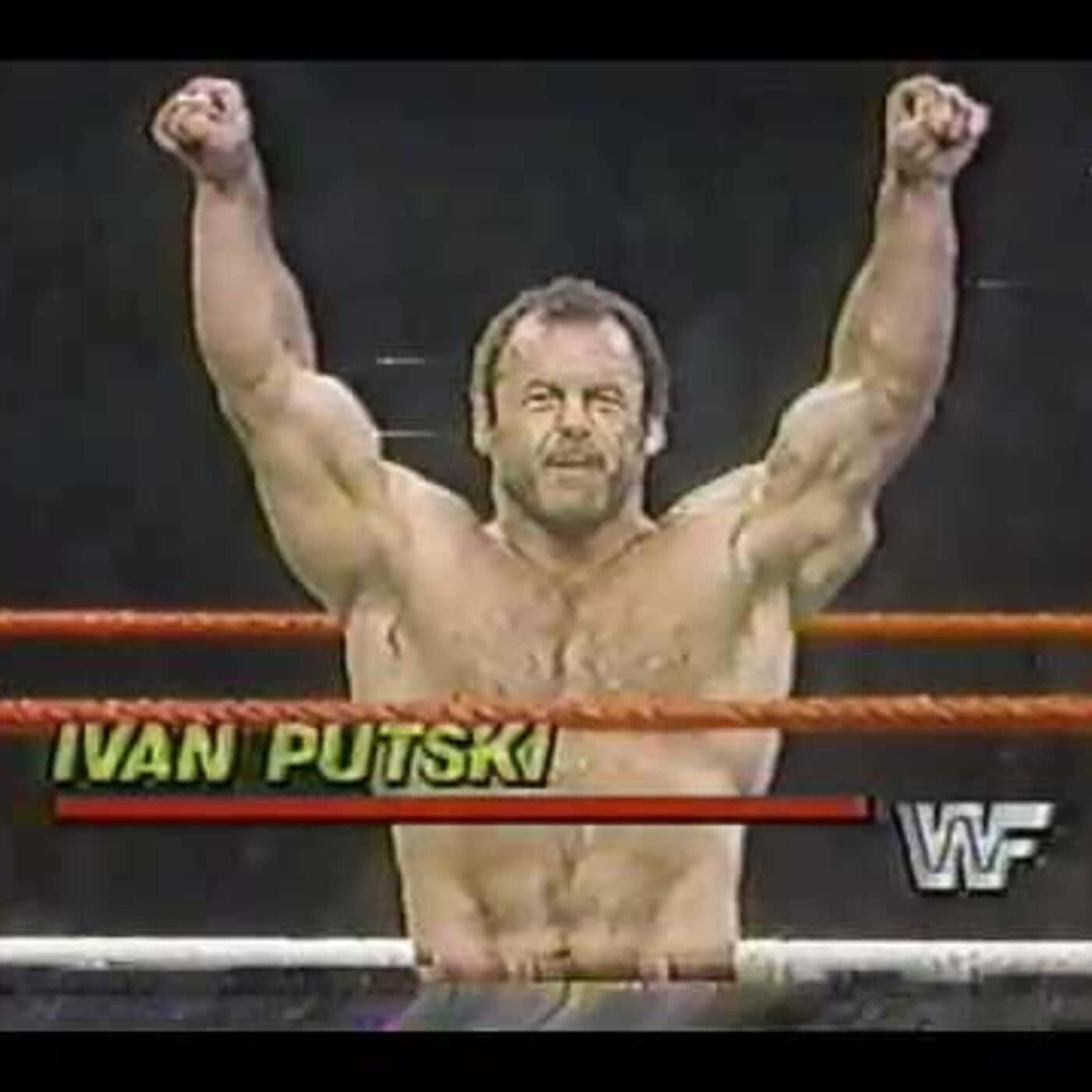 WWE 桌布 壁紙 — 摔角手 Ivan Putski 在明亮的場館燈光下，於摔角擂台上勝利地高舉拳頭。