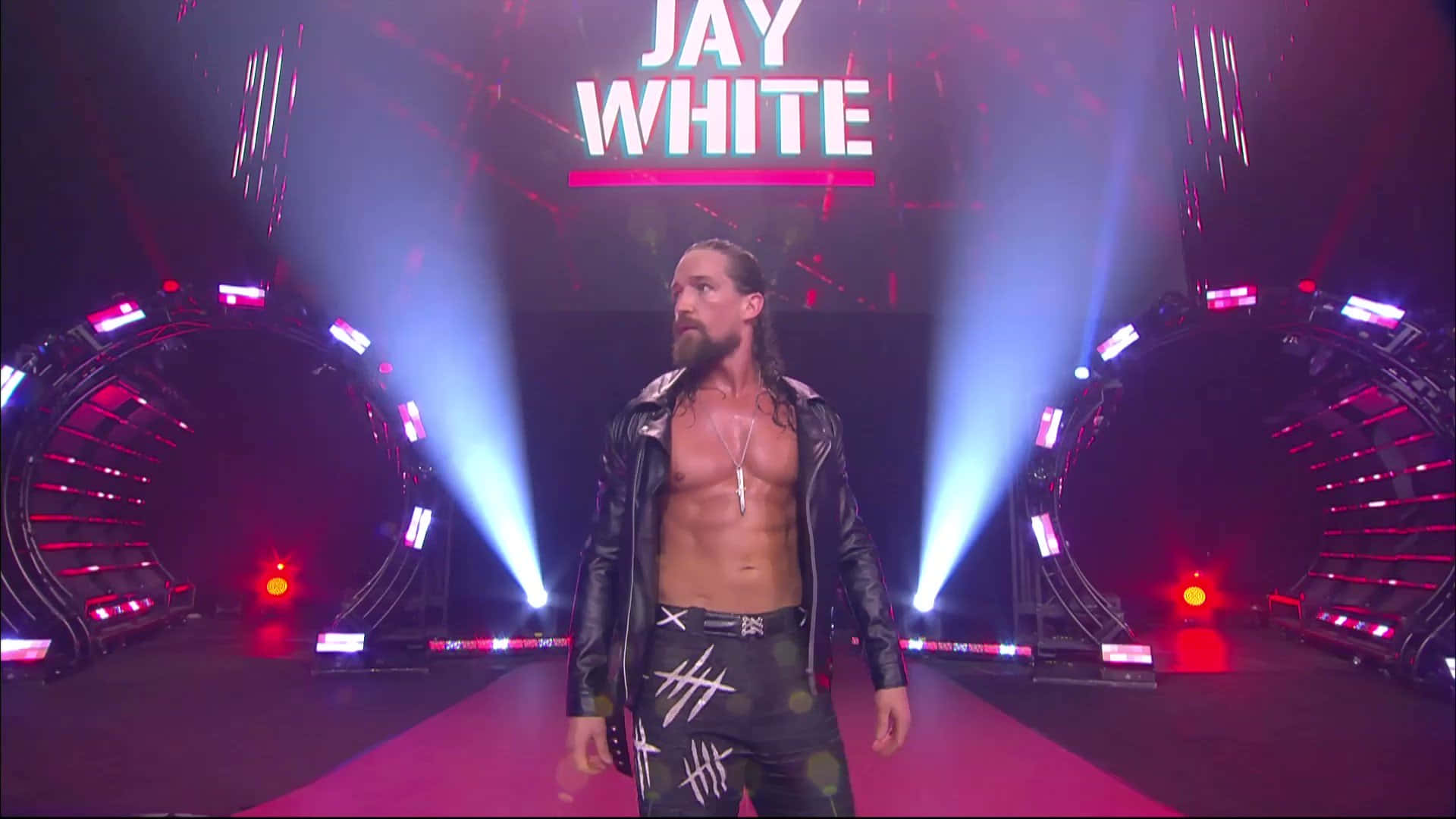 Aew 桌布 壁紙 — 摔角手 Jay White 在戲劇性的藍色和紅色舞台燈光下自信地走過紅地毯。