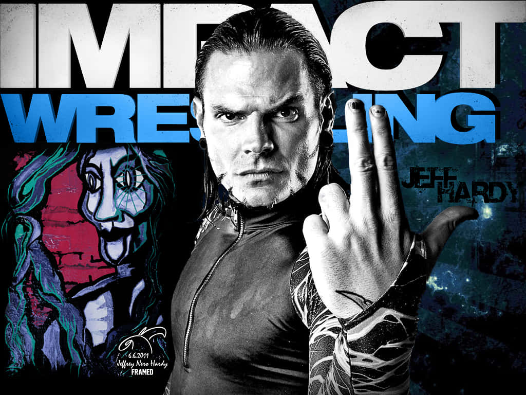 摔角 桌布 壁紙 — 摔角手 Jeff Hardy 舉起手展示三根手指，在 gritty 的 Impact Wrestling 背景下凝視著。